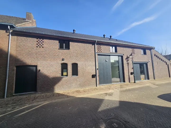 Nieuwbouw schuurwoning met 3 starterswoningen Schimmert
