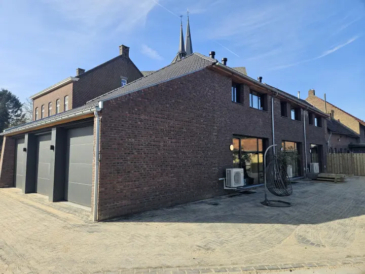 Nieuwbouw schuurwoning met 3 starterswoningen Schimmert