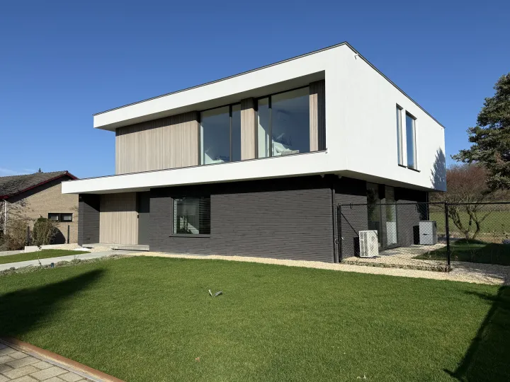 Sloop bungalow en nieuwbouw met uitbreiding verdieping Sweikhuizen